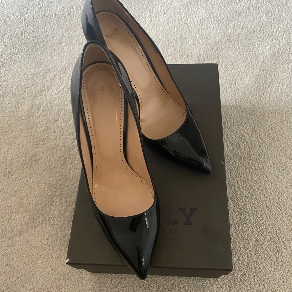 Bally black calf patent highheels